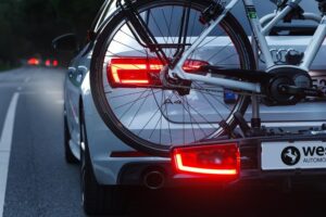 Westfalia Bikelander Fahrradträger, Anhängerkupplung, 2 Fahrräder, E-Bike geeignet, faltbar, LED – Bild 4